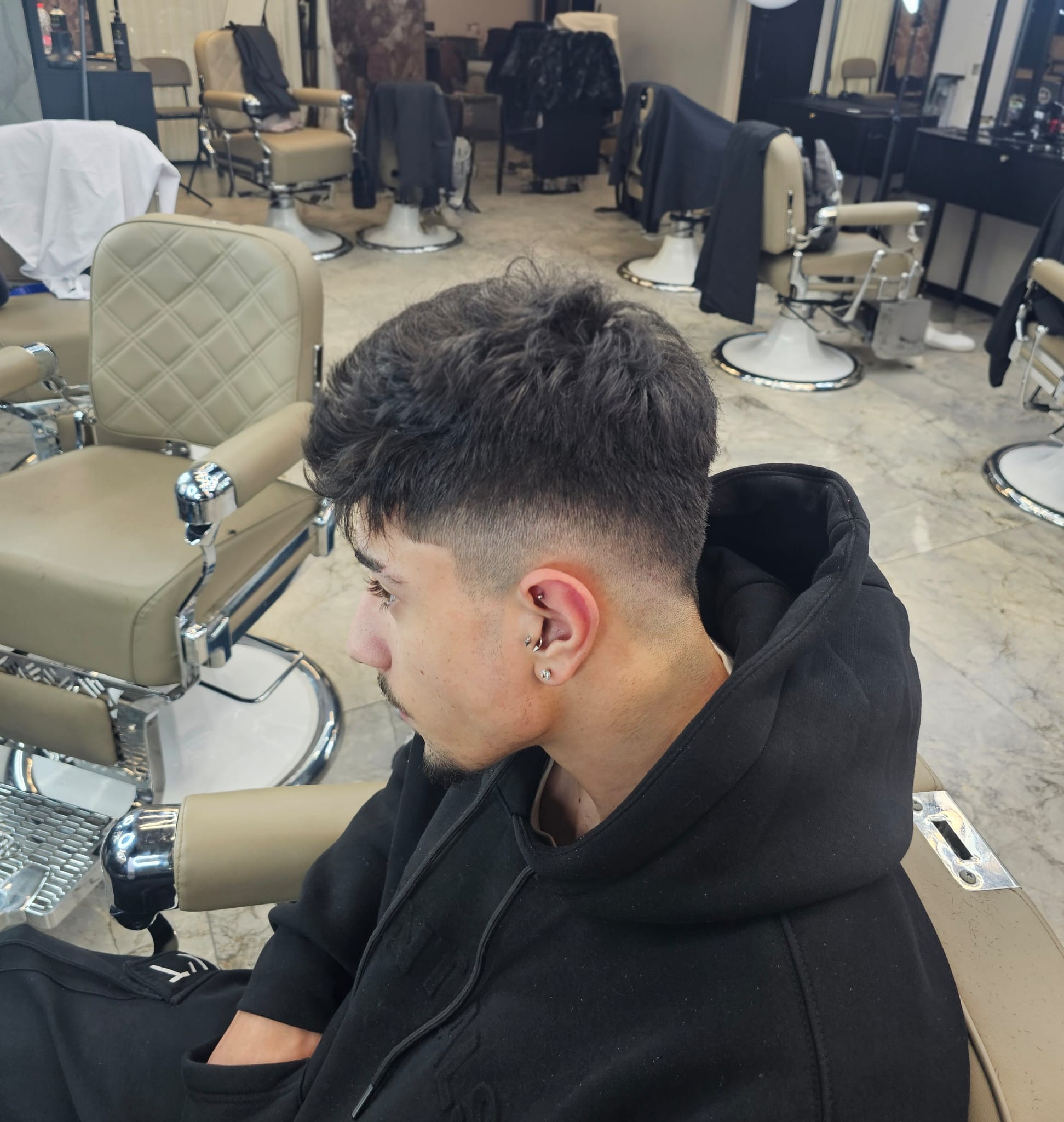 אופיר הספר המקצועי במהלך עבודה במספרה