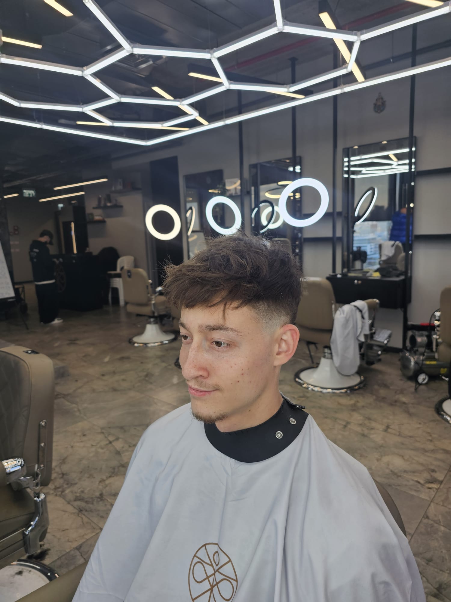 גילוח מקצועי במספרה - לקוח מרוצה לאחר טיפול זקן